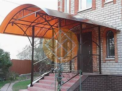 Металлический навес с ковкой и перилами