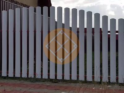 Забор из полукруглого евроштакетника