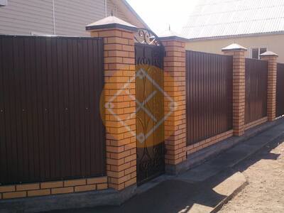 Забор из профнастила на фундаменте для загородного дома