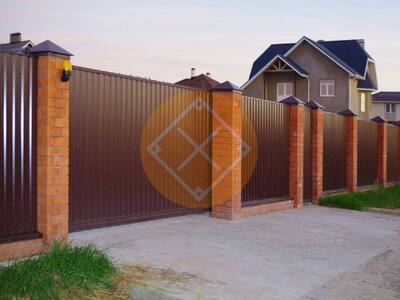 Забор с кирпичными столбами и профнастилом