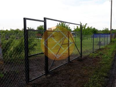 Забор из сетки рабицы с распашными воротами и калиткой