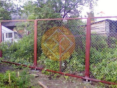 Забор из сетки рабицы на столбчатом фундаменте