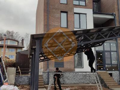 Металлический односкатный навес из тонированного поликарбоната